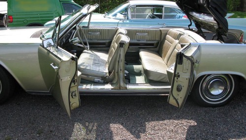 1960s_Lincoln_Continental_convertible_with_suicide_doors_open