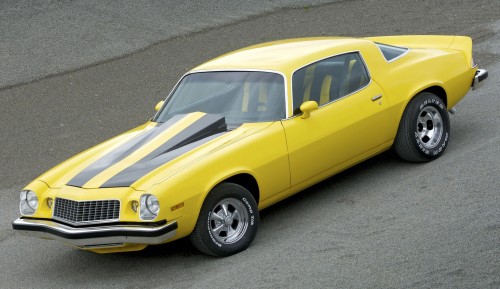 سال 1974 اولین فیس لیفت نسل دوم کامارو معرفی شد؛ در این فیس لیفت ظاهر خودرو 100% آمریکایی شده بود و متاسفانه دیگر آن جلوپنجره استثنایی سابق را ندیدیم. از سال 74 شورولت عرضه مدلهای LT یا همان Luxury Touring را هم شروع کرد.