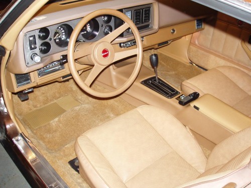از سال 1979 شورولت مدلهای نسبتا لوکس LT را حذف کرد و بجای آن از تریم جدیدی بنام Berlinetta استفاده کرد که تا 1986 در بازارها موجود بود. در مدلهای برلینتا، داشبورد کامارو صاف تر بود و صفحه کیلومتر آن نیز دیگر بصورت قوس دار طراحی نشد.