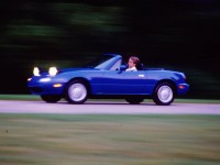 1989-Mazda-MX-5-Miata-side-view-at-speed