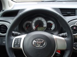 2012 toyota yaris se