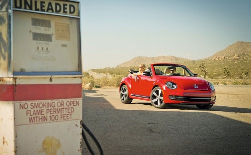 2013-Volkswagen-Beetle-Convertible-Gas-Station-Setting