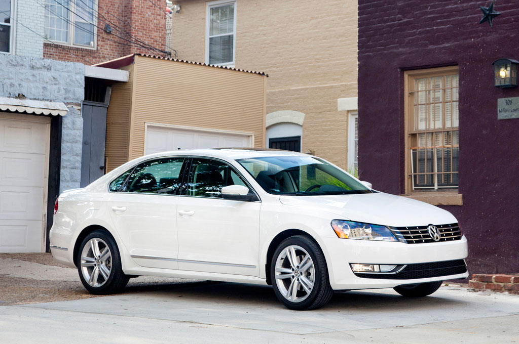 http://www.pedal.ir/wp-content/uploads/2013-Volkswagen-Passat-front-three-quarter-1.jpg