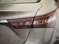 2013-toyota-avalon-limited-taillight-and-badge