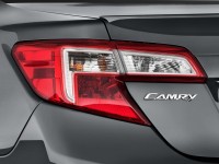 2013-toyota-camry-4-door-sedan-i4-auto-se-natl-tail-light