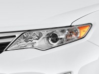 2013-toyota-camry-hybrid-4-door-sedan-xle-headlight