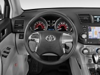 2013-toyota-highlander-fwd-4-door-v6-se-steering-wheel