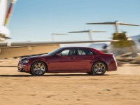 2014-Chrysler-300-SRT-side-in-motion