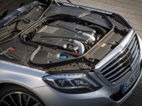 2014-Mercedes-Benz-S550-engine