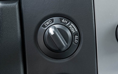 2014-Nissan-Titan-Pro-4x-Crew-Cab-2WD-controls