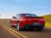 2014-chevrolet-camaro-ss-rear-view-in-motion