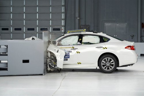 2014 infiniti Q70 iihs during testing