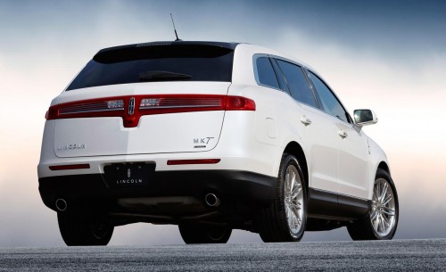 2014-lincoln-mkt-ecoboost-v6-model-shown