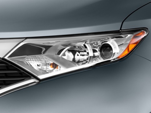 2014 Nissan Quest headlight