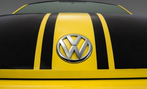 2014-volkswagen-beetle-gsr-badge-08