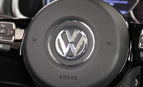 2014-volkswagen-beetle-gsr-steering-wheel-badge-01