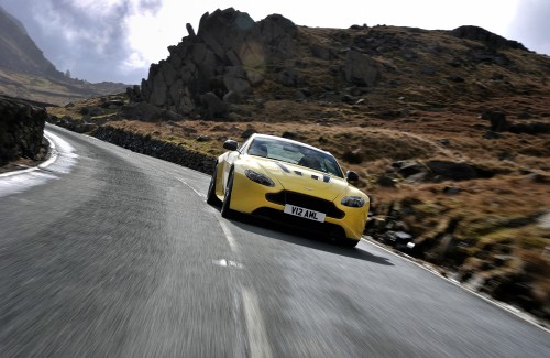 2015-Aston-Martin-V12-Vantage-S-corner