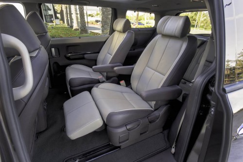 2015-Kia-Carnival-Sedona-seats