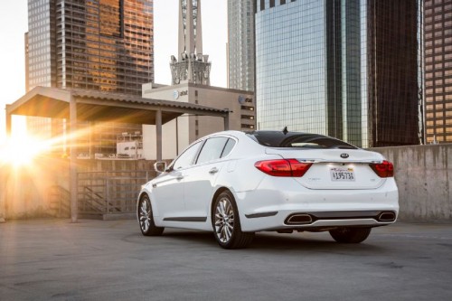 2015-Kia-K900-rear-three-quarter