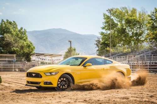 2015-ford-mustang-gt-side-in-motion