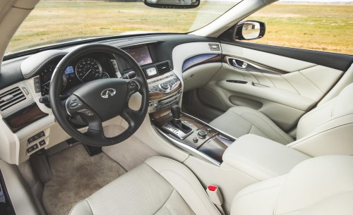 2015 Infiniti Q70L Interior