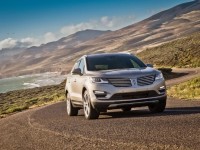 2015-lincoln-mkc-front-view-around-curves