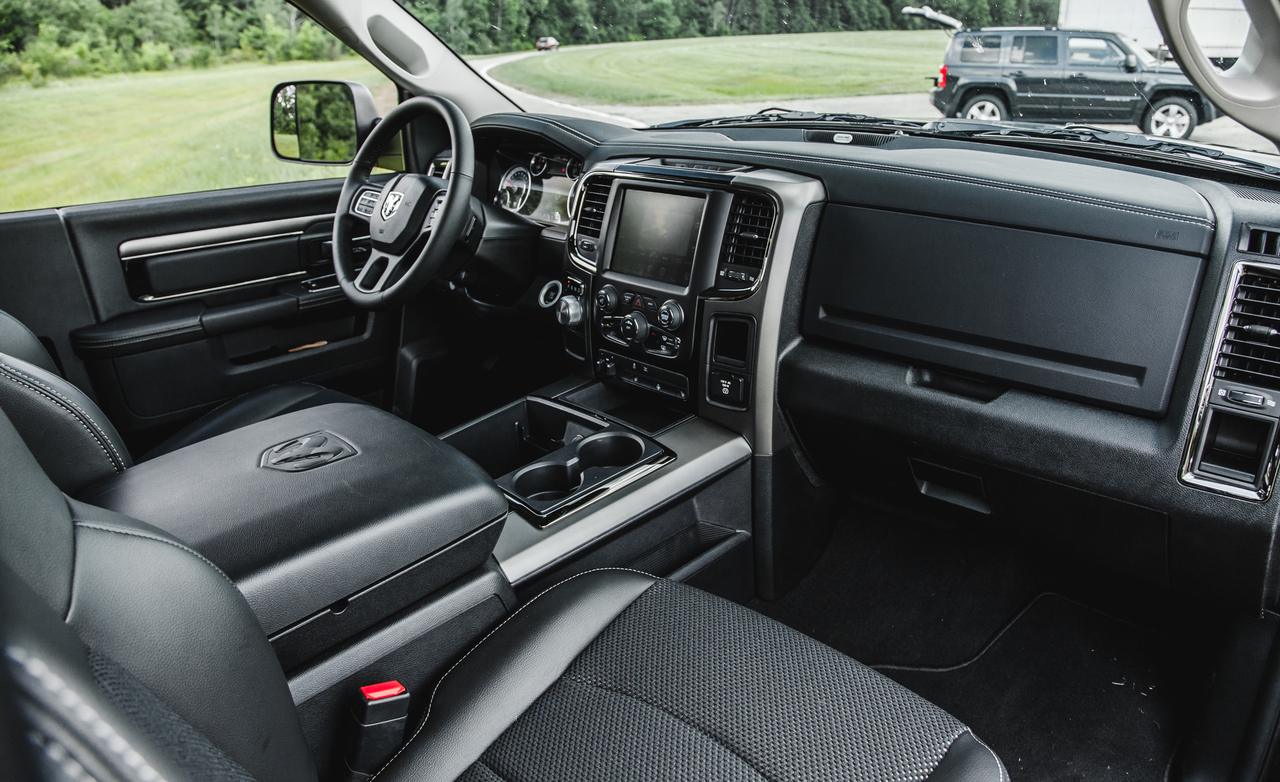 http://www.pedal.ir/wp-content/uploads/2015-ram-1500-r-t-interior-08.jpg