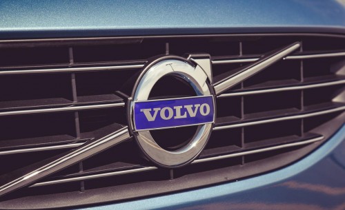 2015-volvo-v60-grille-and-badge