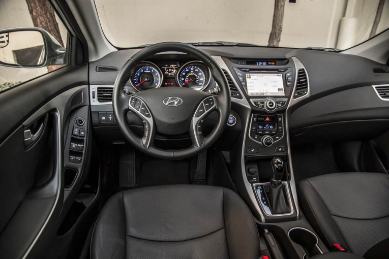 2015 Hyundai Elantra Sedan cockpit
