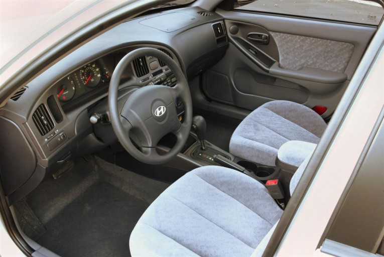 2005 Hyundai Elantra interior