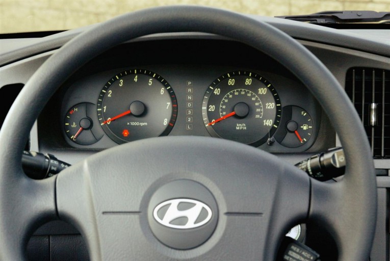 2005 Hyundai Elantra interior