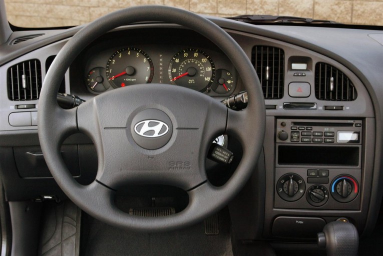 2005 Hyundai Elantra interior