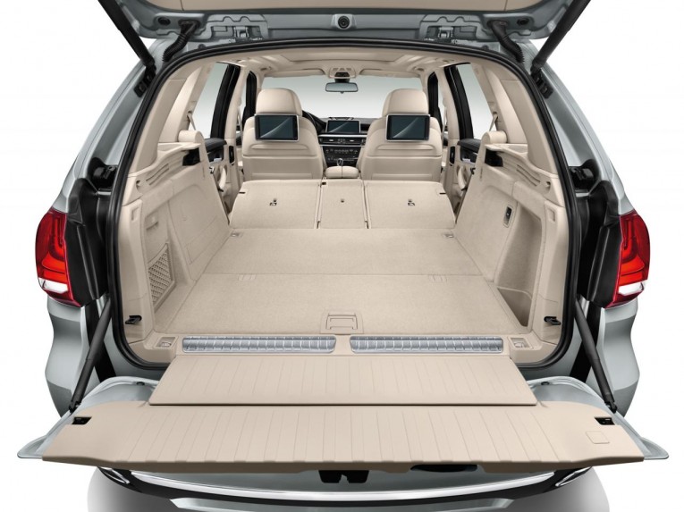 BMW X5 xDrive40e trunk