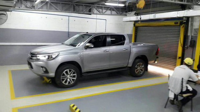 2016 Toyota Hilux Spy-photo