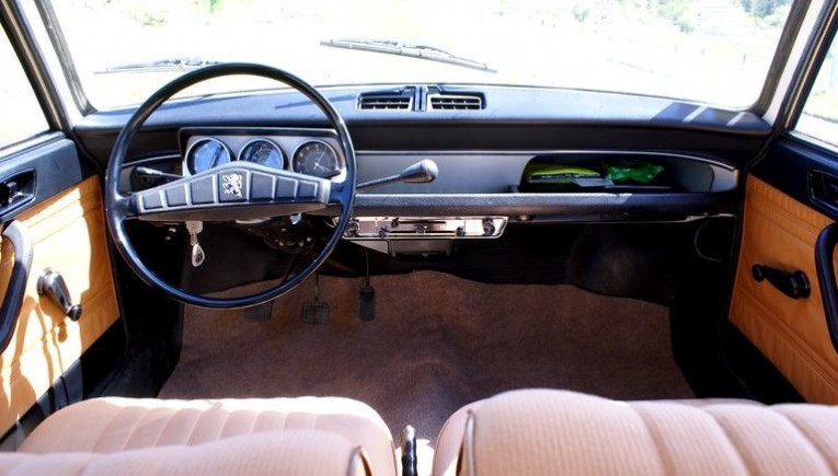 Peugeot 204 Interior