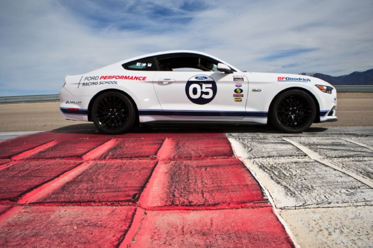 2015-ford-mustang-gt-side