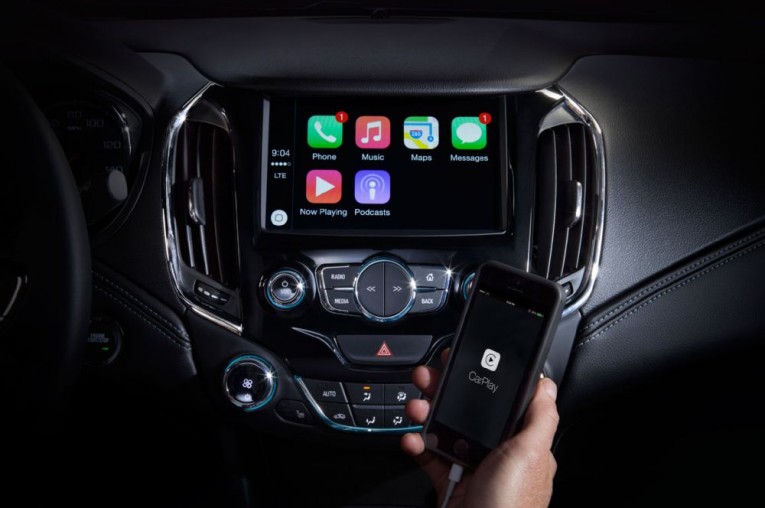 2016-chevrolet-cruze-interior-apple-carplay