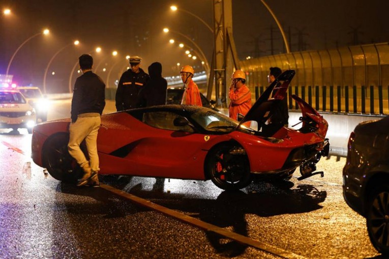 ferrari-laferrari-crash-in-china