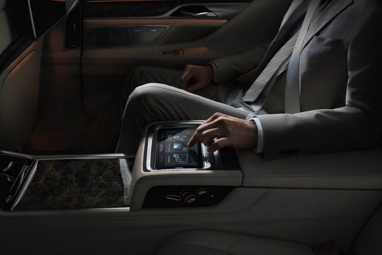 2016-BMW-7-Series-11