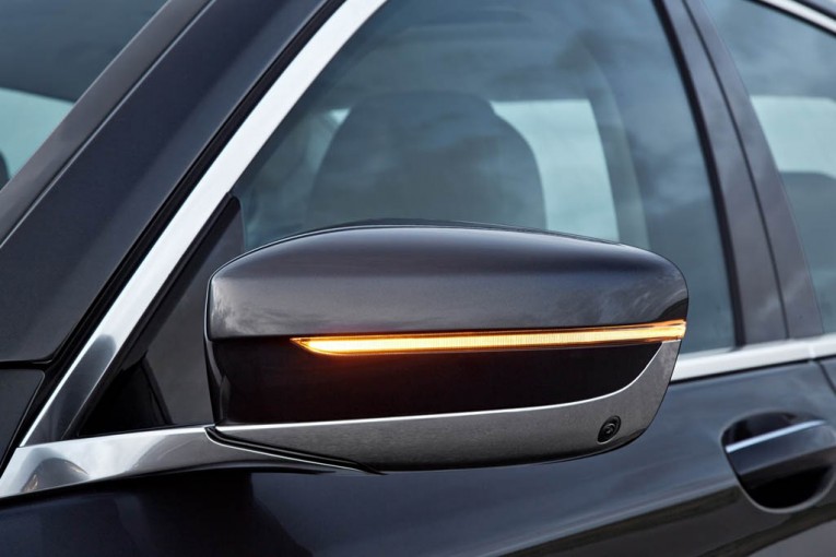 2016-BMW-7-Series-27