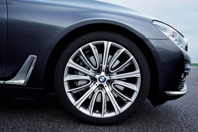 2016-BMW-7-Series-28