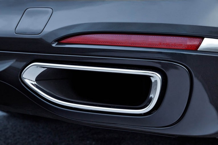 2016-BMW-7-Series-31