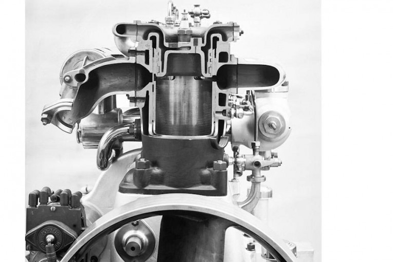 innovative-power-plant-sleeve-valve-engine-of-the-16-45-hp-mercedes-knight-built-from-1916-to-1923-based-on-the-principle-discovered-by-charles-j-knight-the-sleeve-valve-on-the-intake-side-is-open