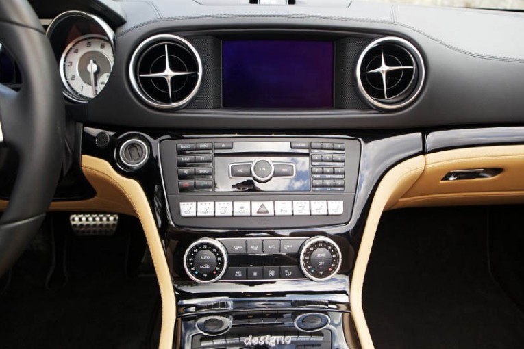 2015-Mercedes-Benz-SL400-146