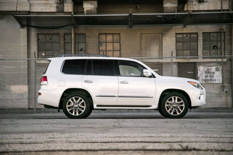 2015-lexus-lx-570-side-profile