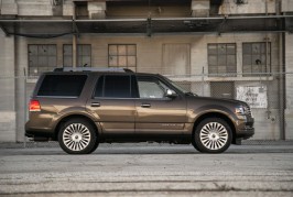 2015-lincoln-navigator-side-profile