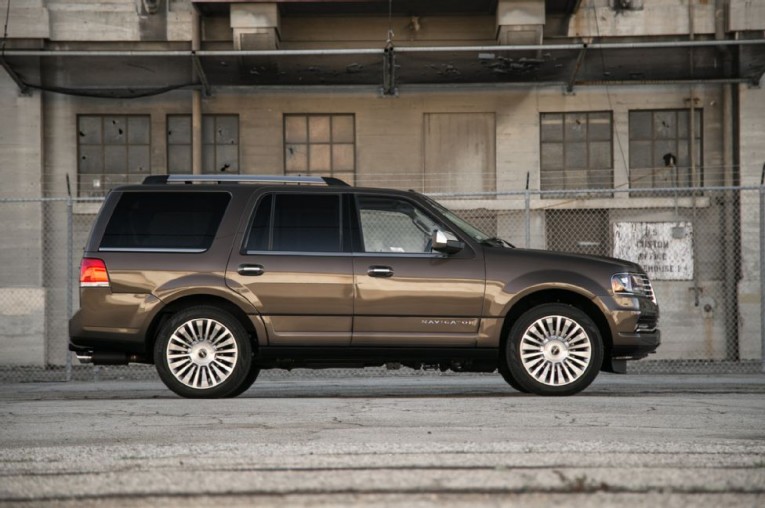 2015-lincoln-navigator-side-profile