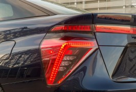 2016-toyota-mirai-rear-taillight