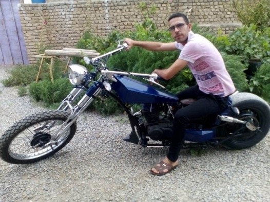 محمدرضا اباذری و موتورسیکلت دست‌ساز او