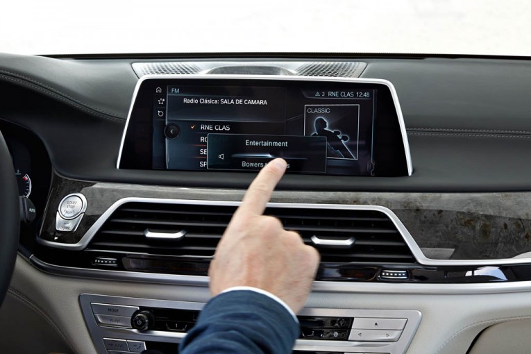 2016-bmw-7-series-connecteddrive-gesture-control
